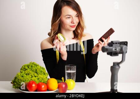 Une jeune femme dans lightroom écrit un blog sur la perte de poids et une saine alimentation Banque D'Images