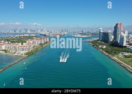 Vue aérienne de Fisher Island, de South Pointe et de Government Cut avec vue sur la ville de Miami et Port Miami en arrière-plan. Banque D'Images