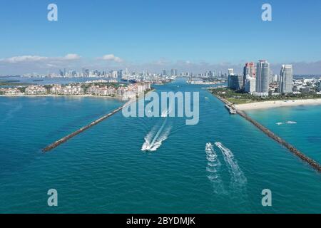 Vue aérienne de Fisher Island, de South Pointe et de Government Cut avec vue sur la ville de Miami et Port Miami en arrière-plan. Banque D'Images