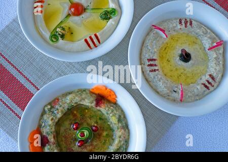 Sauces et pâtes à tartiner méditerranéennes. Connues sous le nom de mezze dans les cuisines labanese, traditionnelles turques et grecques. Banque D'Images