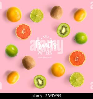 Motif avec kiwi, citron vert et pamplemousse. Arrière-plan tropical abstrait. Kiwi, citron et pamplemousse sur fond rose. Banque D'Images