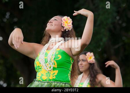 Danseurs hula traditionnels (modèle sorti) en exécution dans le sud de Kona, Hawaï. Banque D'Images