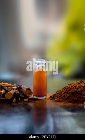 Prise de Rheum emodi ou Revand Chini avec son essence de racine extraite et sa poudre brute sur une surface noire brillante. Banque D'Images