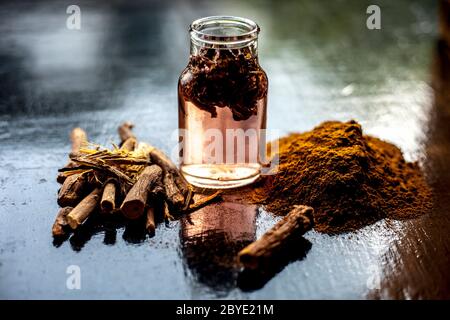 Crème de pieux de bricolage ayurvédique composée de poudre de racine de Revand chini bien mélangé avec de l'eau de rose. Grenaille de poudre de chinois de revand avec un peu de fraîcheur organique Banque D'Images