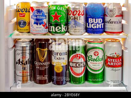 Calgary, Alberta, Canada. Juin 9 2020. Plusieurs canettes de bière artisanale, bières nationales et importées du monde entier sur un mini-réfrigérateur dans une maison Banque D'Images