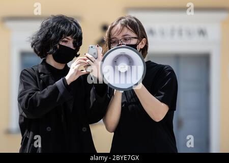 Bialystok, Pologne. 6 juin 2020. Un manifestant s'adresse à la foule lors de la manifestation sur un mégaphone.la mort de George Floyd, alors qu'il était sous la garde de la police de Minneapolis, a suscité des manifestations à travers les États-Unis, ainsi que des manifestations de solidarité dans le monde entier. Crédit : Mikolaj Barbanell/SOPA Images/ZUMA Wire/Alay Live News Banque D'Images