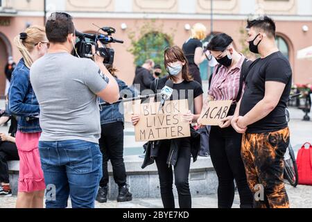 Bialystok, Pologne. 6 juin 2020. Un policier donne un entretien aux manifestants pendant les manifestations.la mort de George Floyd, alors qu'il était sous la garde de la police de Minneapolis, a suscité des manifestations à travers les États-Unis, ainsi que des manifestations de solidarité dans le monde entier. Crédit : Mikolaj Barbanell/SOPA Images/ZUMA Wire/Alay Live News Banque D'Images