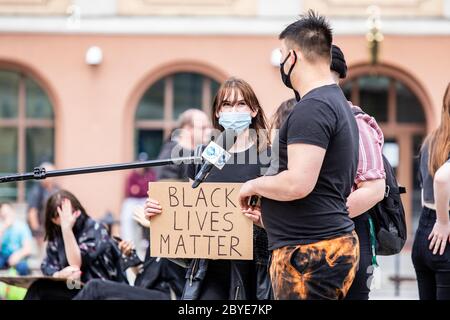 Bialystok, Pologne. 6 juin 2020. Un policier donne un entretien aux manifestants pendant les manifestations.la mort de George Floyd, alors qu'il était sous la garde de la police de Minneapolis, a suscité des manifestations à travers les États-Unis, ainsi que des manifestations de solidarité dans le monde entier. Crédit : Mikolaj Barbanell/SOPA Images/ZUMA Wire/Alay Live News Banque D'Images