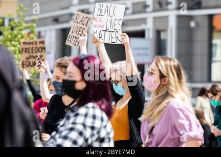 Bialystok, Pologne. 6 juin 2020. Les manifestants tiennent des pancartes disant que la vie noire est importante pendant la manifestation.la mort de George Floyd, alors qu'il était sous la garde de la police de Minneapolis, a suscité des manifestations à travers les États-Unis, ainsi que des manifestations de solidarité dans le monde entier. Crédit : Mikolaj Barbanell/SOPA Images/ZUMA Wire/Alay Live News Banque D'Images