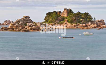 Château de Costaères, Côte de granit rose Bretagne Banque D'Images