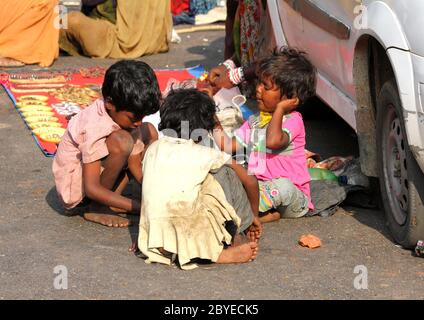 Pauvre chidren indien dans la rue de la ville Banque D'Images