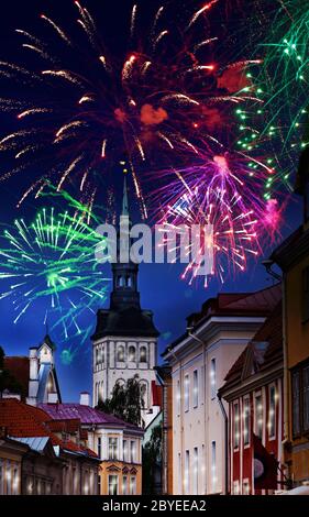 Feux d'artifice festifs sur la vieille ville de Tallinn, es Banque D'Images