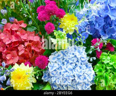 Bouquet lumineux multicolore de fleurs faites de différents Banque D'Images