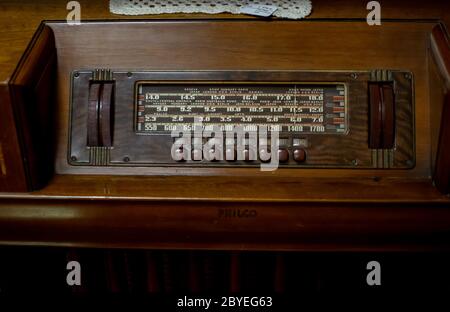 Gros plan sur une radio à ondes courtes antique des années 1940 Banque D'Images