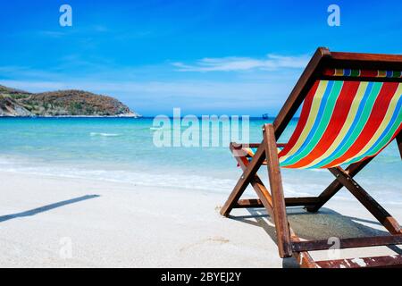 Chaises de plage sur une plage de sable au bord de l'océan, le concept de détente, voyager sur une île tropicale, détente avec de belles vues sur la mer bruise Banque D'Images