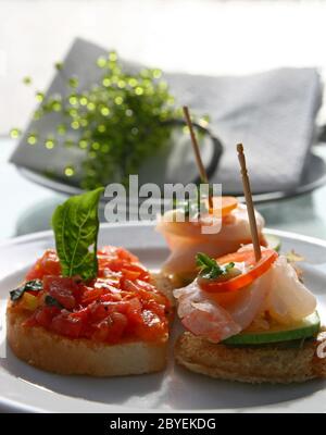 Crevettes aux tomates juteuses de Canape Banque D'Images