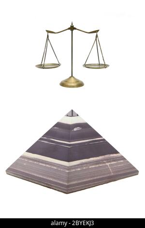 Pierre brun isolé et sur l'échelle de la pyramide d'or blanc Banque D'Images