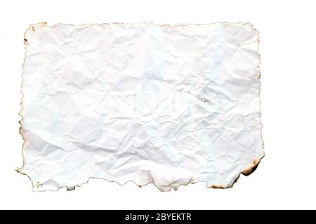 Papier froissé isolé avec bords brûlés sur blanc Banque D'Images