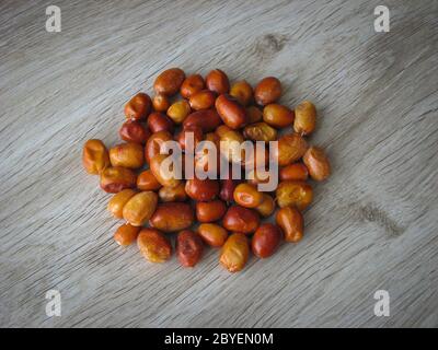 Fruits séchés de l'Oleaster, de l'olive persane, de l'olive russe, de la baie d'argent, de l'oleaster ou de l'olive sauvage. Tas de fruits frais biologiques séchés de l'Oleaster sur WO Banque D'Images