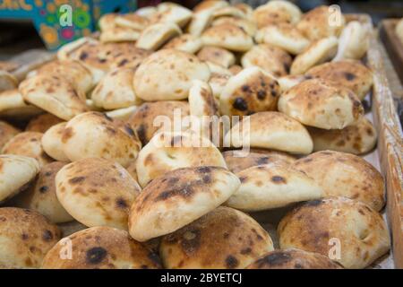 Pile de pain pita typique à vendre, dans le marché de Mahane Yehuda, Jérusalem, Israël Banque D'Images