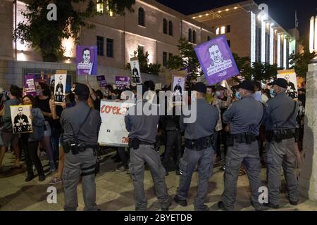 Jérusalem, Israël. 9 juin 2020. Des policiers israéliens ont été confrontés à des militants de gauche qui assistaient à une manifestation à Jérusalem le 9 juin 2020 contre le meurtre d'Iyad Hallak, un palestinien handicapé abattu par la police israélienne, ainsi que le meurtre de George Floyd, un Afro-américain non armé. Crédit : Eddie Gerald/Alay Live News Banque D'Images