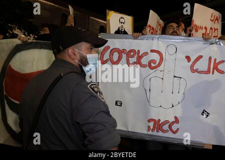 Jérusalem, Israël. 9 juin 2020. Un manifestant portant un écriteau en hébreu qui lit « fier antifasciste » alors que des centaines d'activistes de gauche israéliens assistent à une manifestation à Jérusalem le 9 juin 2020 contre le meurtre d'Iyad Hallak, Un palestinien handicapé tué par balle par la police israélienne ainsi que par le meurtre de George Floyd, un Afro-américain non armé. Crédit : Eddie Gerald/Alay Live News Banque D'Images