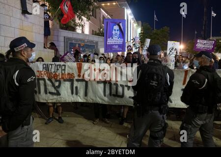 Jérusalem, Israël. 9 juin 2020. Des policiers israéliens ont été confrontés à des militants de gauche qui assistaient à une manifestation à Jérusalem le 9 juin 2020 contre le meurtre d'Iyad Hallak, un palestinien handicapé abattu par la police israélienne, ainsi que le meurtre de George Floyd, un Afro-américain non armé. Crédit : Eddie Gerald/Alay Live News Banque D'Images