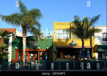 Main Street menant à la jetée de la plage de la ville, Huntington Beach CA Banque D'Images