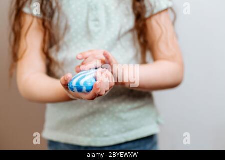 Une petite fille utilise du savon désinfectant pour les mains. Prévenir la propagation des germes et des bactéries et éviter les infections du virus corona Banque D'Images