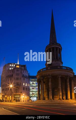 Angleterre, Londres, Portland place, BBC Broadcasting House et All Souls Church Banque D'Images