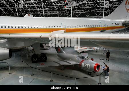 Un avion de ligne large Airbus A300B avec un avion de chasse MIG-15 soviétique exposé au musée Aeroscopia Museum. Blagnac.Toulouse.haute-Garonne.Occitanie.France Banque D'Images