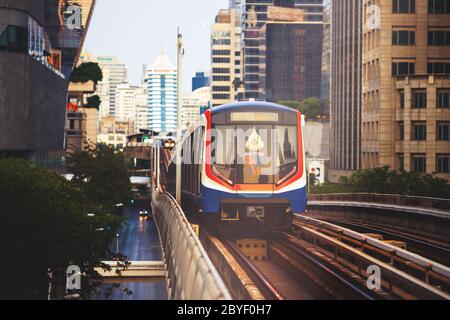 BANGKOK, THAÏLANDE - APR 11 : BTS ou Bangkok Skytrain en cours d'exécution sur la ligne Sukhumvit le 11 avril 2020 à Bangkok. Banque D'Images