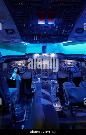 Le cockpit de l'Airbus A300 B4-203.Musée Aeroscopia. Blagnac. Toulouse. Haute-Garonne. Occitanie. France Banque D'Images