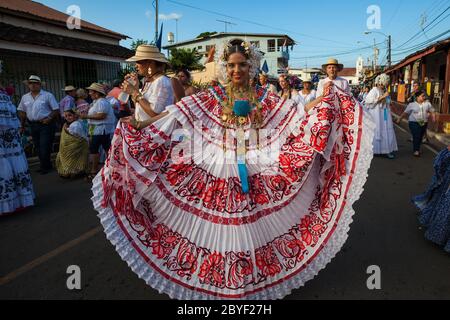 Femme vêtue à pollera sur l'événement annuel 'El desfile de las mil polleras' à Las Tablas, province de Los Santos, République du Panama. Banque D'Images