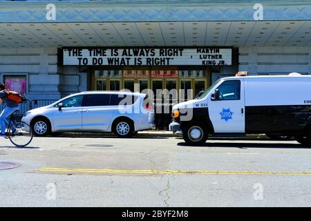 Martin Luther King Jr. Cite le chapiteau Bill Graham Civic Auditorium à San Francisco, Californie ; le moment est toujours venu de faire ce qui est juste. Banque D'Images