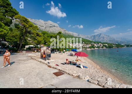 Brela, Croatie - septembre 24 2011 magnifique Côte de Dalmatie par une merveilleuse journée ensoleillée Banque D'Images