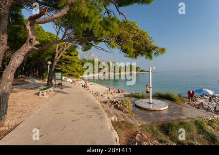 Brela, Croatie - septembre 24 2011 magnifique Côte de Dalmatie par une merveilleuse journée ensoleillée Banque D'Images