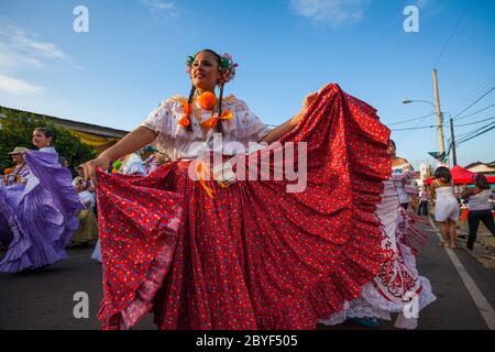 Femme vêtue à pollera sur l'événement annuel 'El desfile de las mil polleras' à Las Tablas, province de Los Santos, République du Panama. Banque D'Images