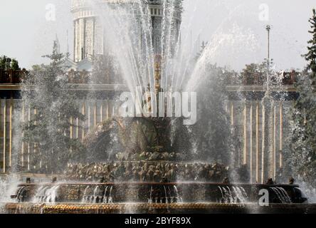 Belle fontaine à Moscou à l'exposition Banque D'Images