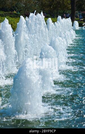 Jets d'eau de fontaine dans le parc Banque D'Images