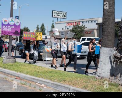06/09/2020 Norwalk, Californie. De grandes foules se sont rassemblées à l'hôtel de ville de Norwalk pour marcher dans la ville en soutien au mouvement Black Lives Matter Banque D'Images