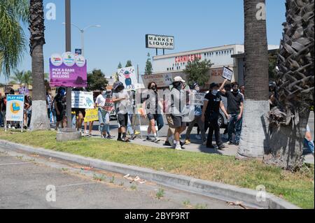 06/09/2020 Norwalk, Californie. De grandes foules se sont rassemblées à l'hôtel de ville de Norwalk pour marcher dans la ville en soutien au mouvement Black Lives Matter Banque D'Images