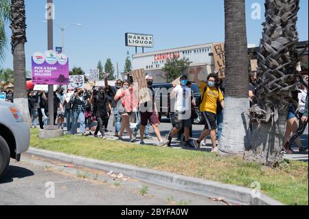 06/09/2020 Norwalk, Californie. De grandes foules se sont rassemblées à l'hôtel de ville de Norwalk pour marcher dans la ville en soutien au mouvement Black Lives Matter Banque D'Images
