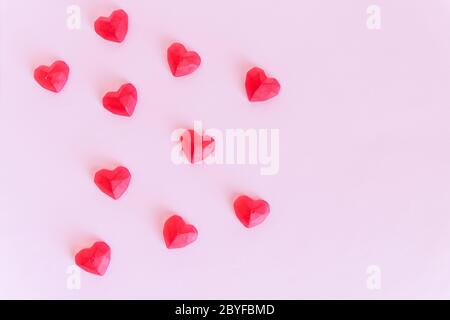 Arrière-plan rose pour le motif de la Saint-Valentin. Coeurs rouges décoratifs. Vue de dessus. Concept de la Saint-Valentin.cadre en forme de coeur charmant pour votre conception Banque D'Images