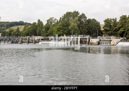 Le déversoir et l'écluse sur la Tamise à Caversham, Reading, Berkshire. Une journée venteuse, avec des arbres soufflés latéralement. Banque D'Images