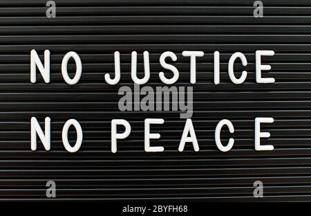 Pas de justice pas de paix écrit sur le tableau de lettres. La brutalité policière. Banque D'Images