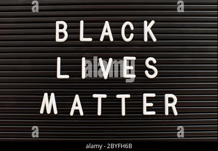 Les vies noires sont écrites sur le tableau de lettres. Le concept de la vie noire est important pour les protestations Banque D'Images