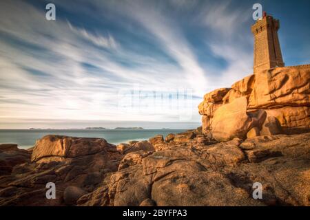 Phare Men Ruz, Côte de granit Rose, Bretagne Banque D'Images