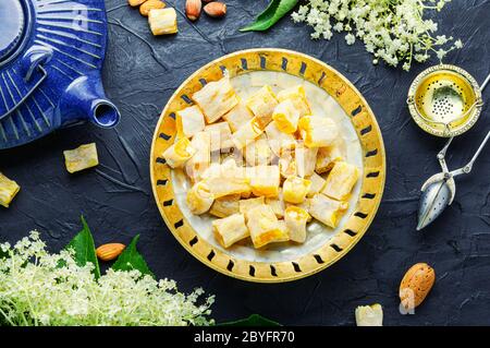 Douceur orientale traditionnelle, lokum délice turc avec saveur de baies de sureau. Banque D'Images