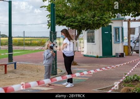 École sous COVID-19 élève et professeur avec masque de protection à une école primaire. Le déclenchement de COVID-19 a forcé les gouvernements du monde entier Banque D'Images